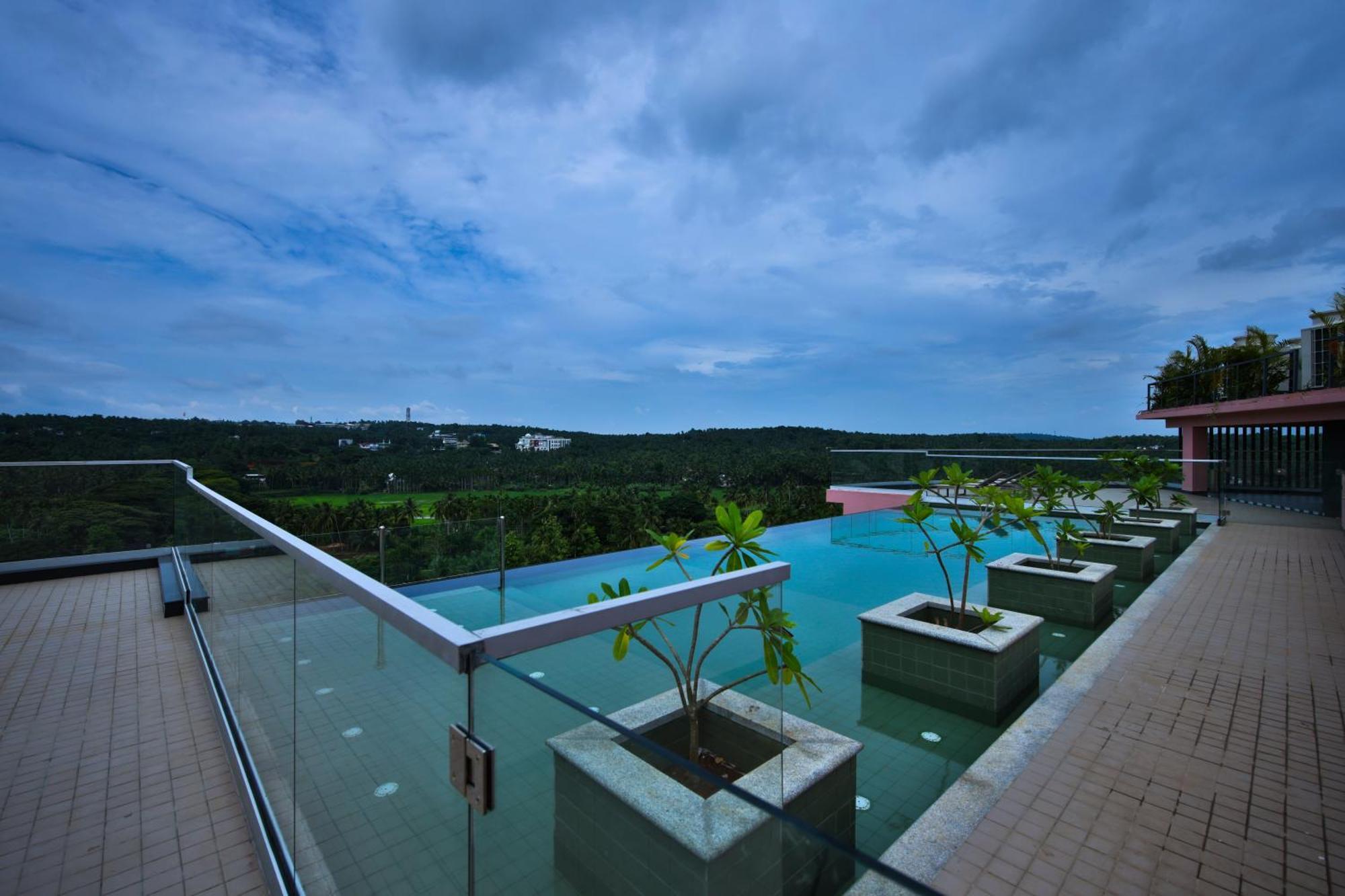 Hotel Pushpak Grande à Kondotty Extérieur photo