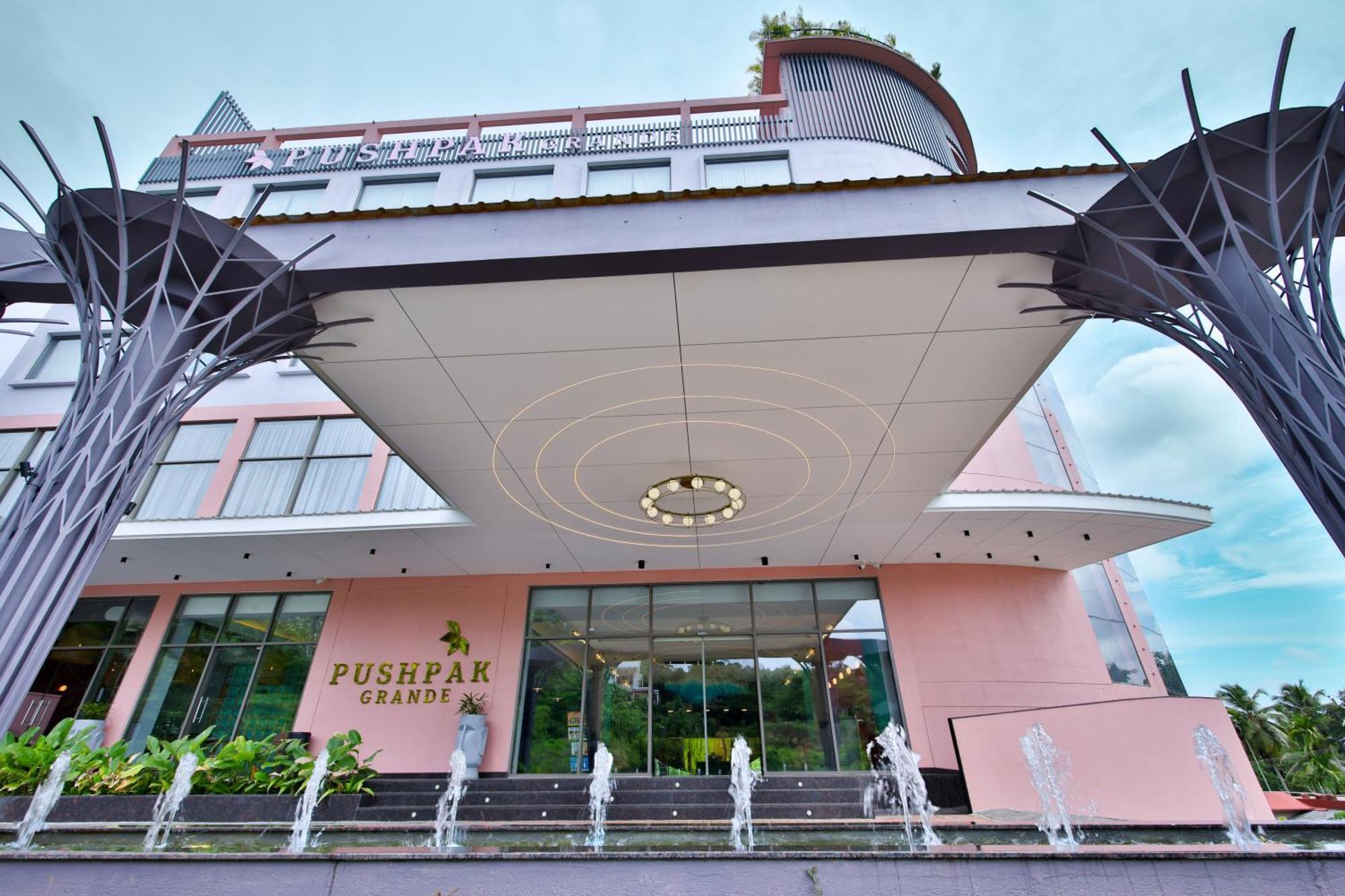 Hotel Pushpak Grande à Kondotty Extérieur photo