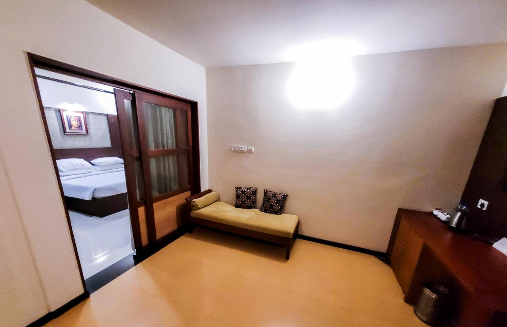 Hotel Pushpak Grande à Kondotty Extérieur photo