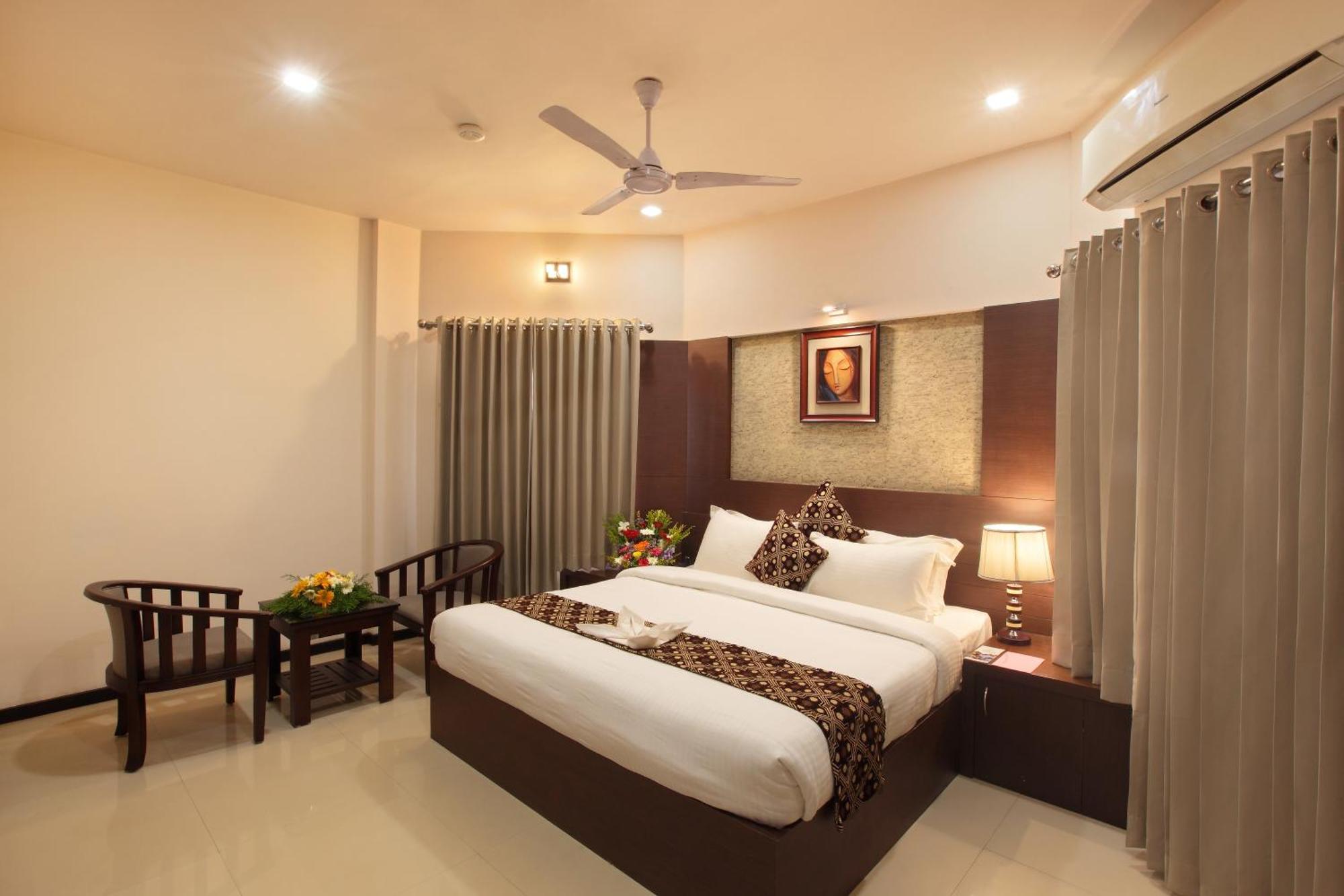 Hotel Pushpak Grande à Kondotty Extérieur photo